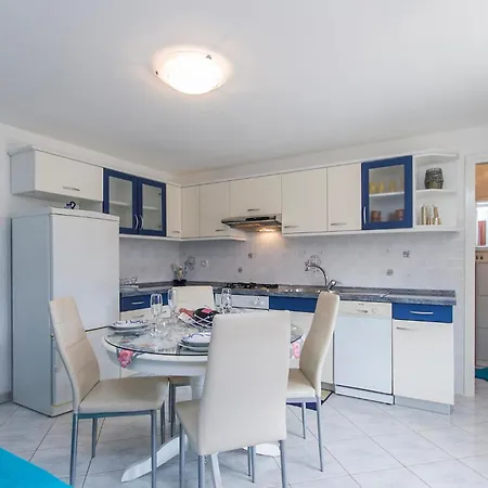 Apartment 33