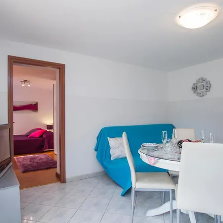 Apartment 33 *